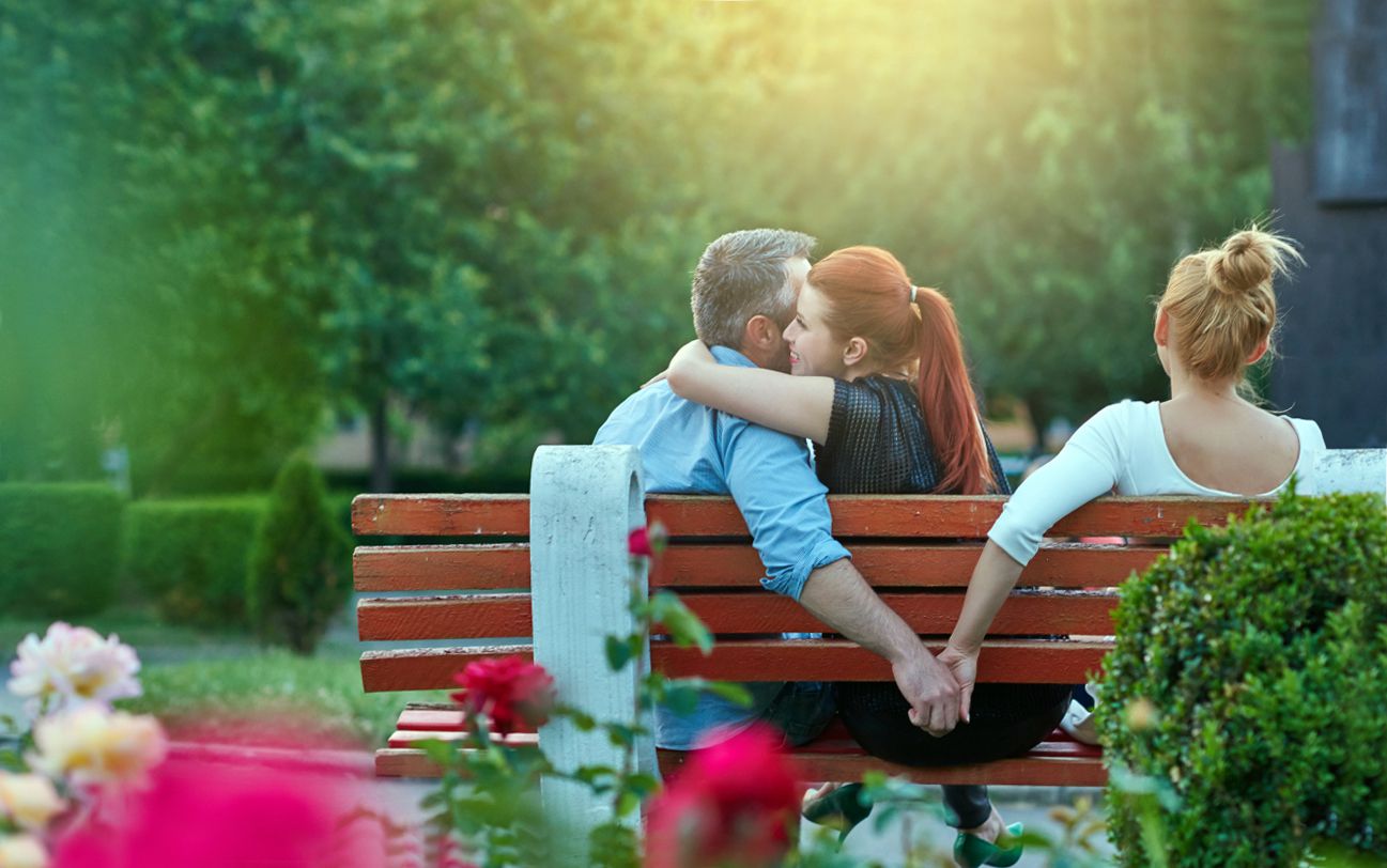 آپ کو کیسے پتہ چلے گا کہ اگر آپ کی گرل فرینڈ اب بھی اپنے سابقہ BF ​​سے پیار کرتی ہے۔