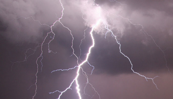 نارروال؛ آسمانی بجلی گرنے سے 6 افراد جاں بحق