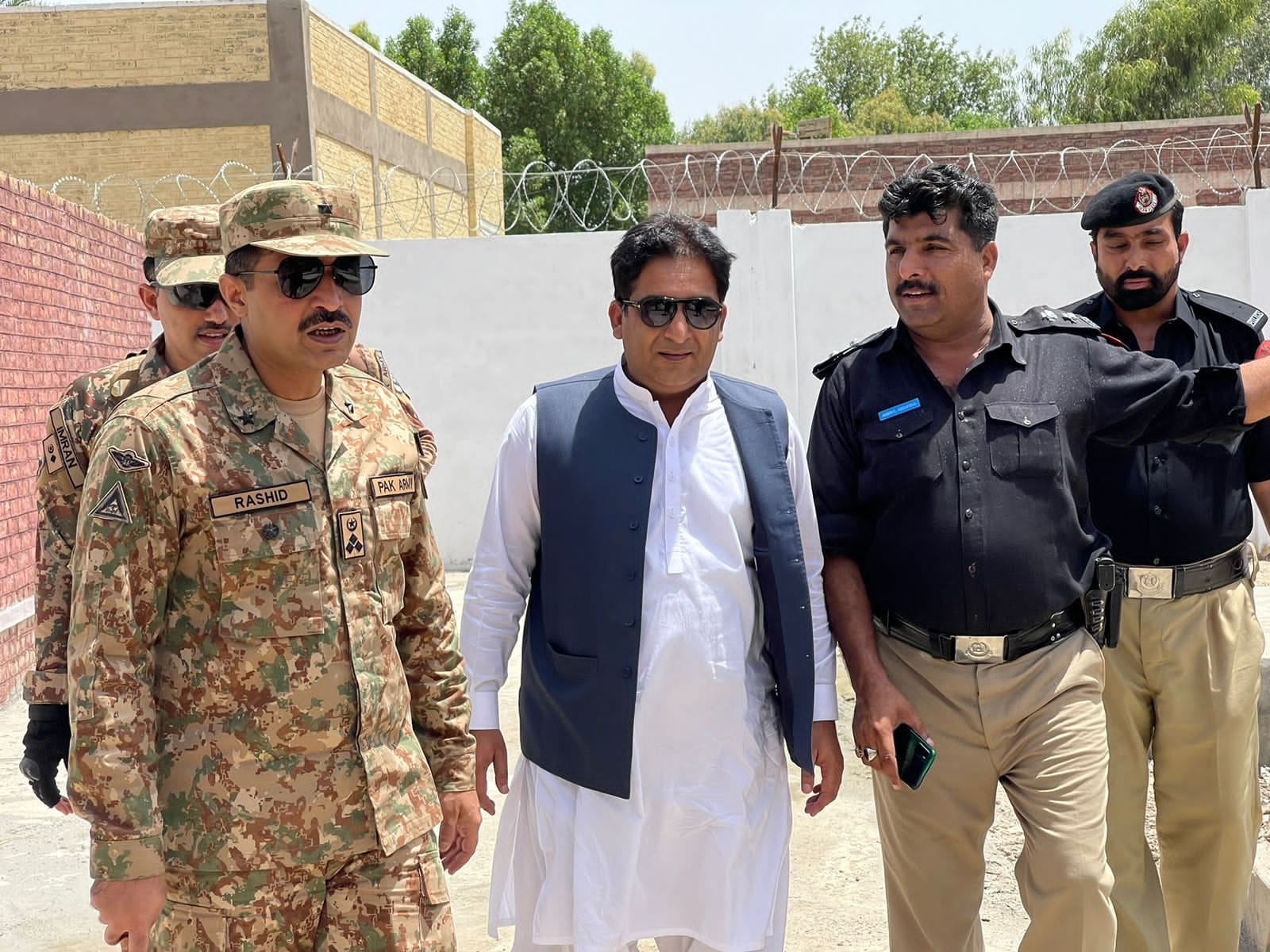 ڈی آئی خان :سٹیشن کمانڈر بریگیڈیراورڈی پی او تھانہ درابن و چودھوان کا دورہ