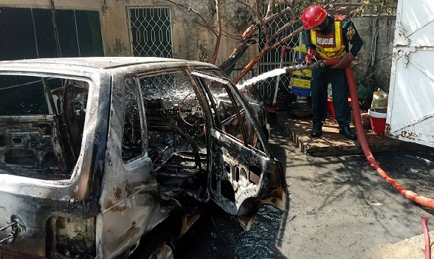 سیالکوٹ :شارٹ سرکٹ کے باعث کار کو آگ لگ گئی