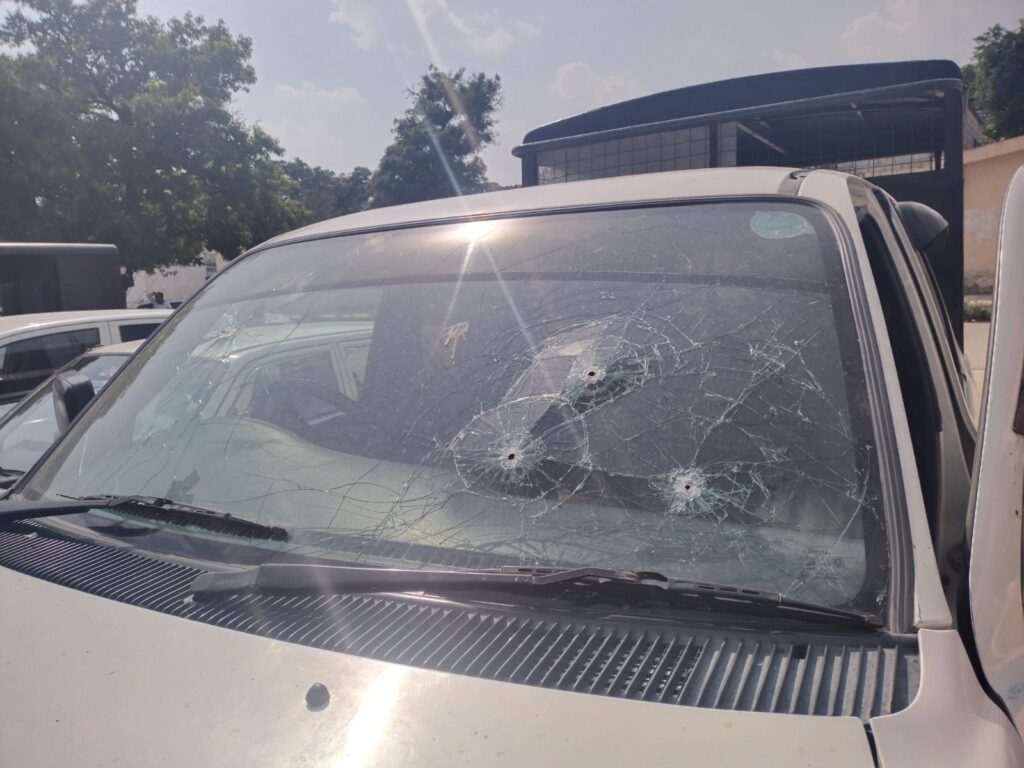 مولانا عبدالعزیز کی گاڑی کی تصویر، جس پر فائرنگ کی گئی
