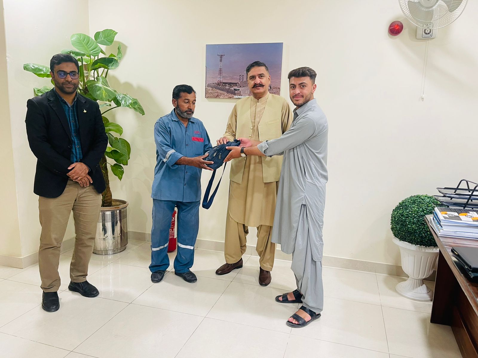 کوئٹہ انٹرنیشنل ایئرپورٹ؛ خاکروب نور احمد نے گمشدہ بھاری رقم واپس کردی