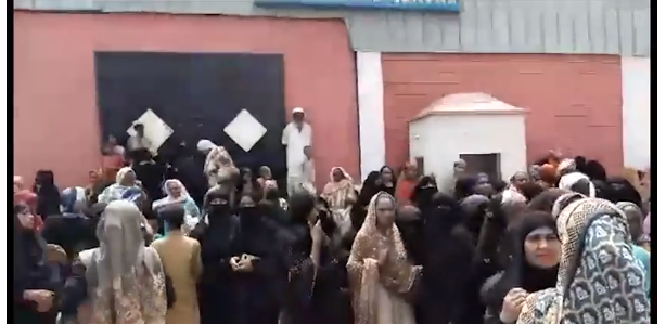 بینظیر انکم سپورٹ پروگرام کے مرکز میں بھگدڑ ،خواتین بیہوش