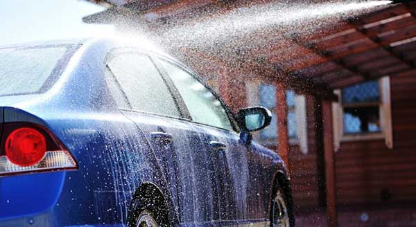 لیگی رہنما کو سڑک پر گاڑی دھونے پربھاری جرمانہ عائد،نوٹس جاری