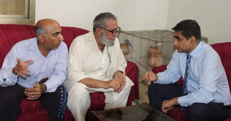 سیالکوٹ: یونان، کشتی حادثہ کا شکار ہونے والے کاشف بٹ کے والد سے ڈپٹی کمشنرکی ملاقات