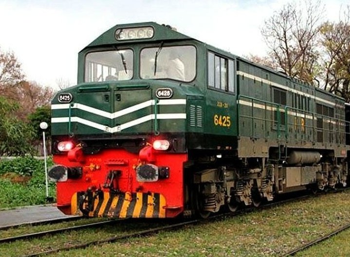 مستونگ :ٹریک پر دھماکا، جعفر ایکسپریس کی 6 بوگیاں  پٹری سے اتر گئیں