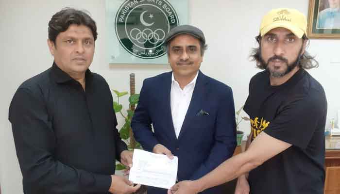 ہاکی ٹیم کے سابق کوچ سیگفرڈ ایکمن کو پاکستان سپورٹس بورڈ کی جانب سے چیک موصول