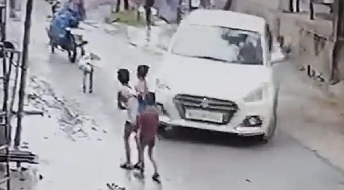 باپ کے ساتھ ذاتی دشمنی پرشخص نے تین بچوں کو کار تلے کچل دیا