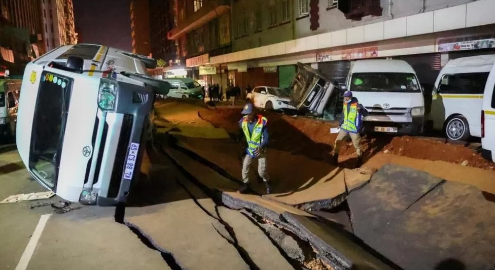 جنوبی افریقا میں سڑک دھماکے سے پھٹ گئی،ایک شخص جاں بحق متعدد زخمی