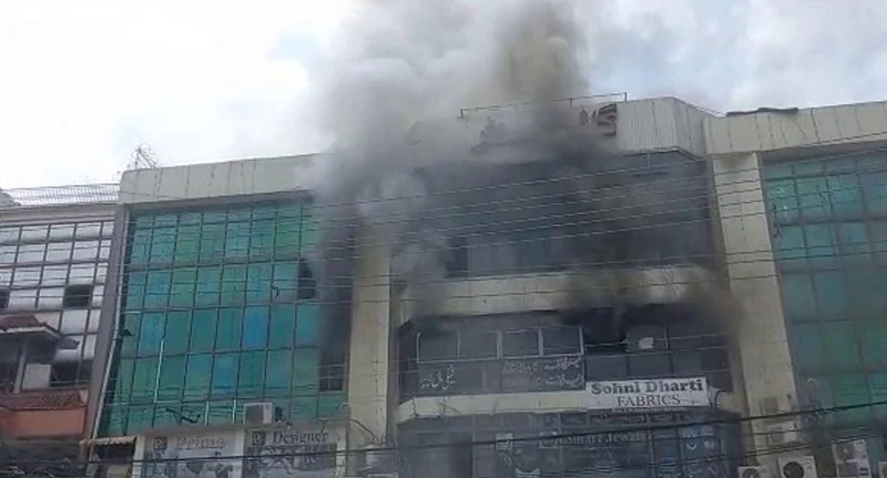 راولپنڈی: نجی پلازہ میں آتشزدگی ،25 دکانیں جل کرخاکسترایک شخص جاں بحق