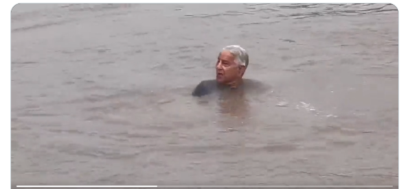 ویڈیو:خواجہ آصف نے شدید گرمی میں نہر میں چھلانگ کر تیراکی کی