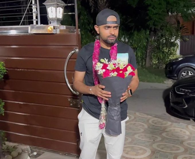 حج کا ماحول سمجھنا مشکل ہے،مشکلا ت آتی ہیں حج جوانی میں ہی کر لیں،بابراعظم