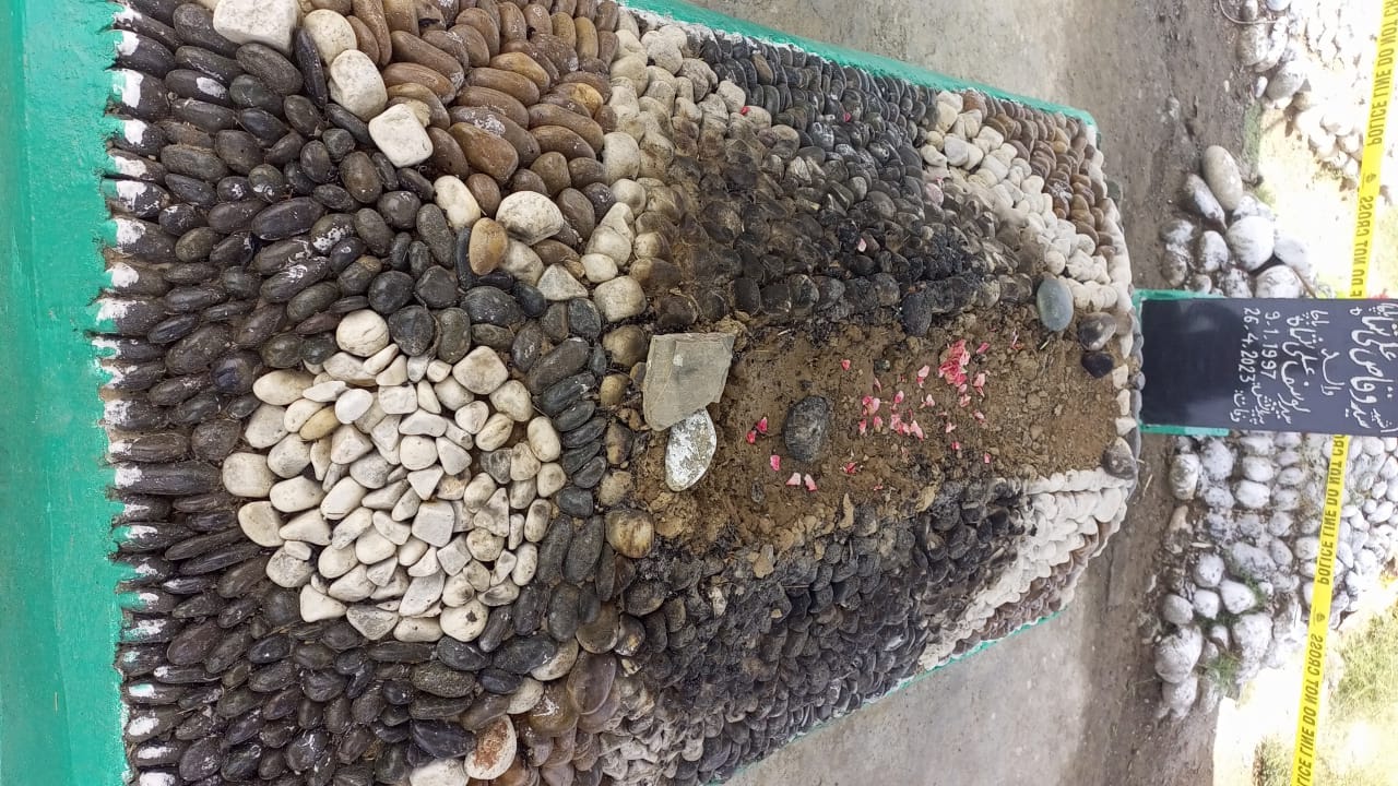 چارسدہ،شرپسندوں کی جانب سے شہید کے قبر پر لگے پرچم کو آگ لگا دی گئی،