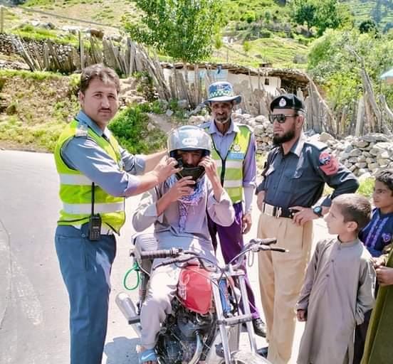 چترال ٹریفک پولیس کا احسن اقدام