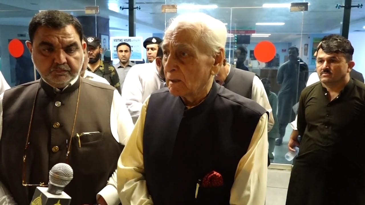 کے  پی کے نگران وزیر اعلی کا سی ایم ایچ پشاور کا دورہ