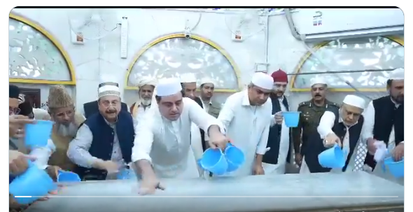 داتا گنج بخشؒ کے مزار کو سالانہ غسل دینے کی تقریب