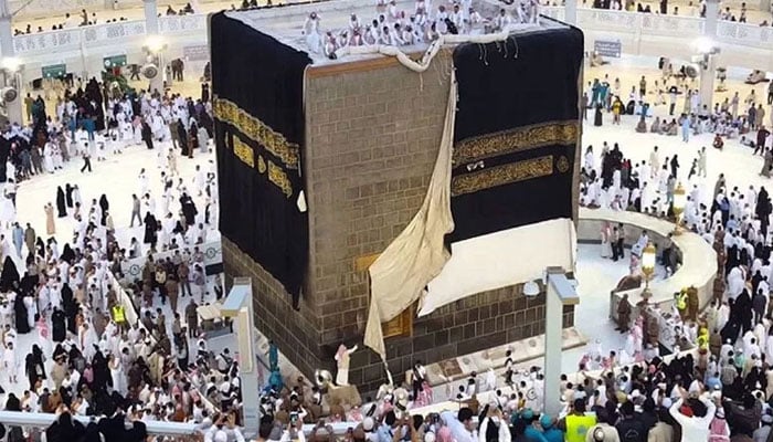 خانہ کعبہ کو آب زم زم اور عرق گلاب سے غسل دینے کی تقریب