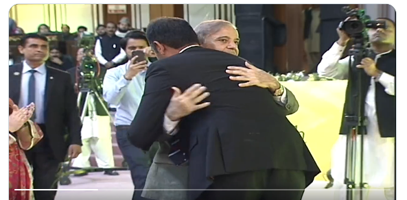 لیپ ٹاپ کی تقسیم کی تقریب میں نوجوان کا وزیراعظم کوخوشگوار سرپرائز