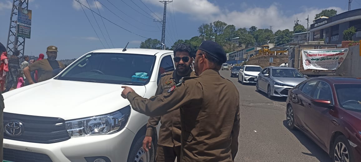 عید کی چھٹیاں گزارنے  شہریوں کی بڑی تعداد مری پہنچ گئی