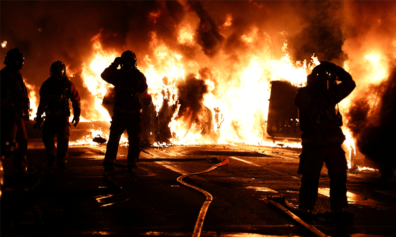 فرانس میں ہنگامہ آرائی جاری، مشتعل افراد نے پیرس کے میئرکے گھر کو آگ لگا دی