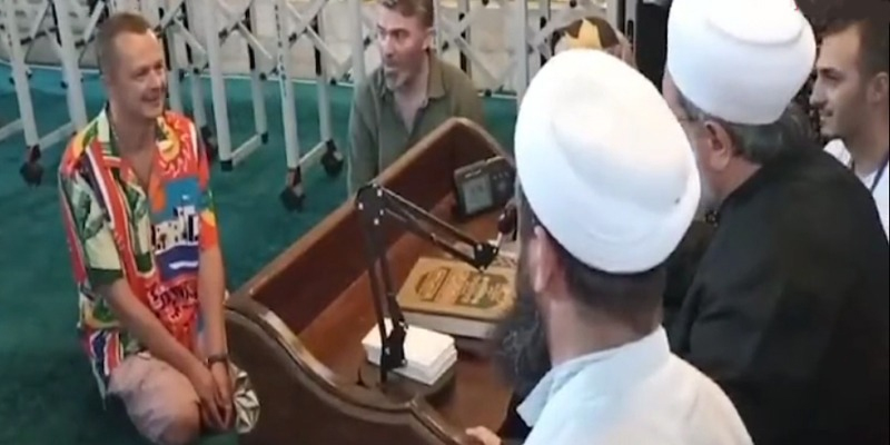 اسلامی تعلیمات سےمتاثرہوکراسلام قبول کیاہے،سیر کے دوران آیا صوفیا میں اسلام قبول کرنے والا روسی سیاح