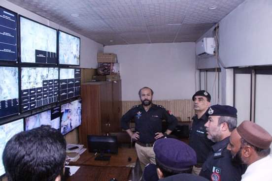پشاور، ایس ایس پی  کا محرم الحرام کے لیے  سکیورٹی انتظامات کا جائزہ لینے کیلئے اندرون شہر دورہ