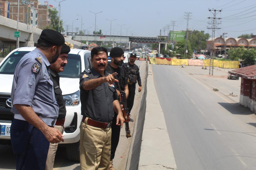 پشاور ، چیف ٹریفک آفیسر قمر حیات خان نے ٹریفک پلان پر عملدرآمد سے متعلق انتظامات کا جائزہ