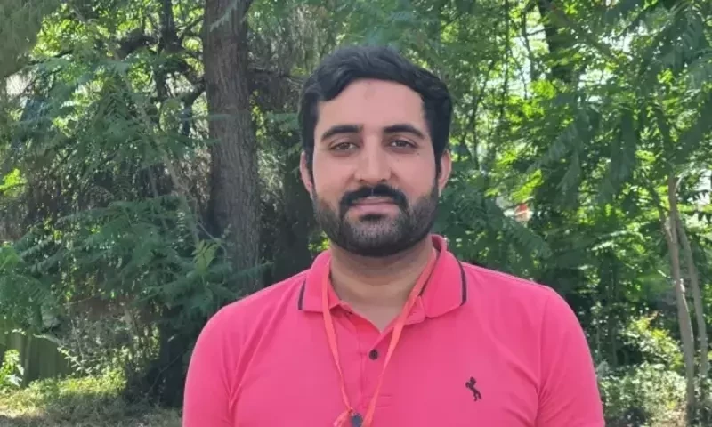 یونان کشتی حادثے میں زندہ بچ جانے والا پاکستانی واپس گھر پہنچ گیا