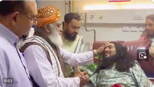 زخمی کارکن مولانا فضل الرحمان سے ملاقات پر خوشی سے نہال