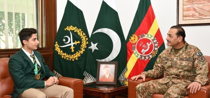 ورلڈ جونیئر اسکواش چیمپئن محمد حمزہ خان کی آرمی چیف سے ملاقات