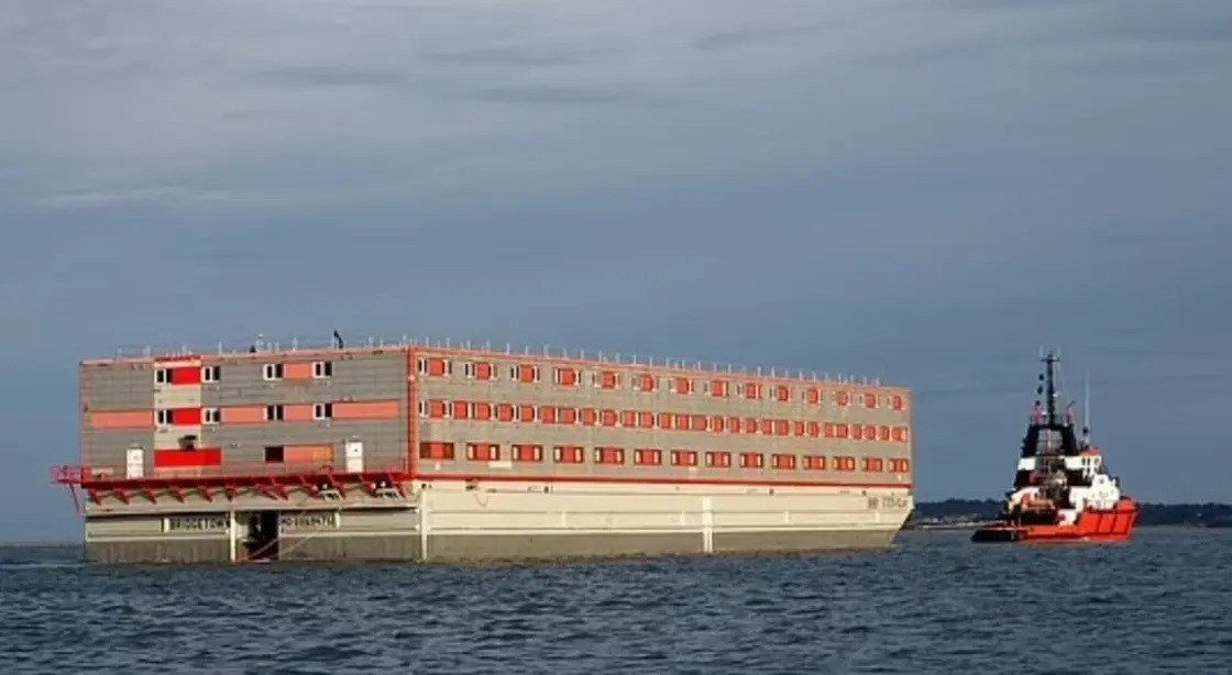 برطانیہ نے پناہ کےمتلاشیوں کوسمندر میں بحری جہازمیں منتقل کرنا شروع کر دیا