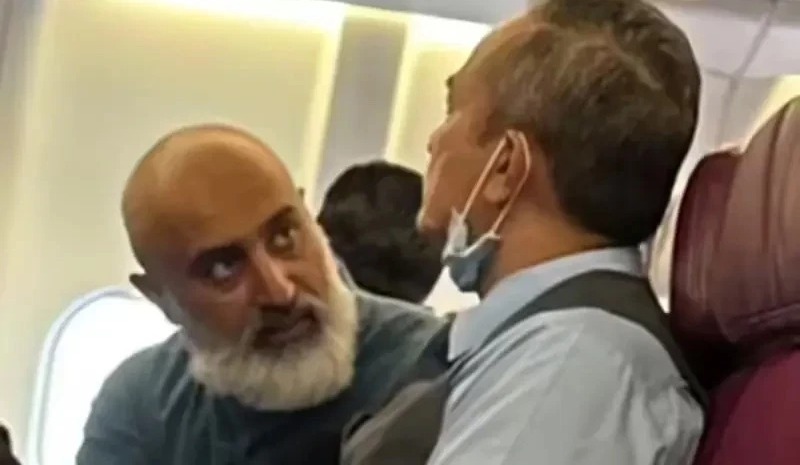 آسٹریلیا:دوران پرواز نماز پڑھنےاوردھماکہ خیز مواد رکھنےکی دھمکی دینے پر پاکستانی گرفتار