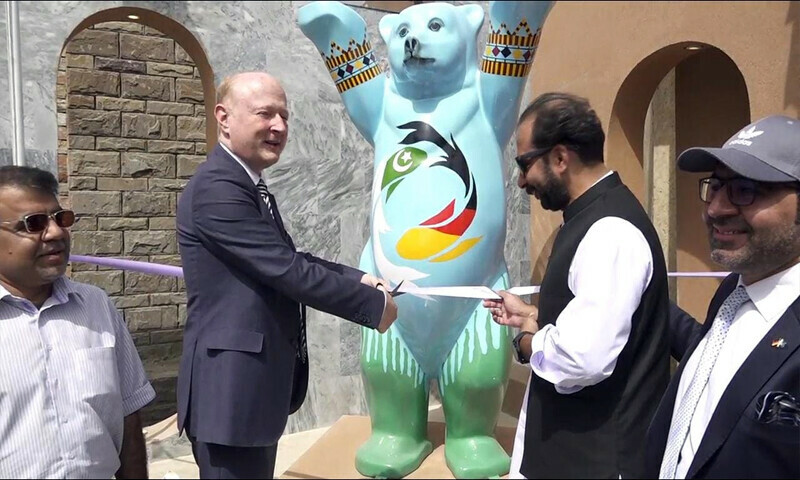 کوئٹہ میں جرمنی اور پاکستان کے درمیان 70 سالہ دوستی کی نشانی ”بڈی بیر“ نصب