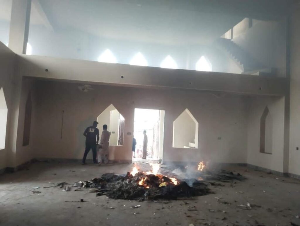 جڑانوالہ میں توہین قرآن کے الزام میں چرچ کو لُوٹ کر بائبلوں کو ایک جگہ جمع کر کہ آگ لگا دی گئی