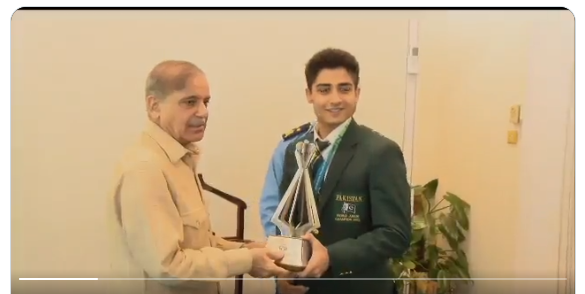 وزیرِاعظم سے ورلڈ جونیئراسکواش چیمپیئین حمزہ خان کی ملاقات