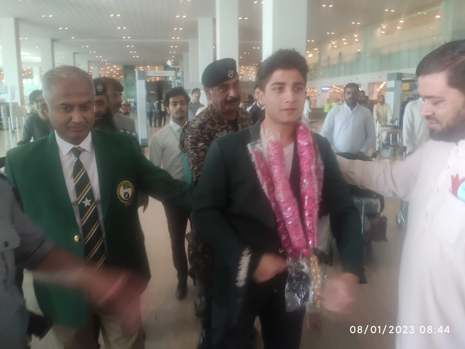 حمزہ خان ورلڈ جونیئر اسکواش چیمپئن شپ جیتنے کے بعد وطن واپس پہنچ گئے