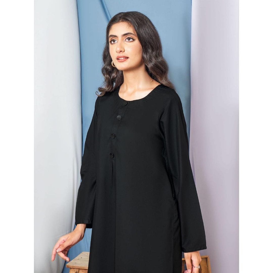 ڈائریکٹر امین اقبال کی بیٹی کائنات امین نے فیشن ڈیزائننگ کی دنیا میں قدم رکھ دیا