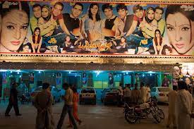 تھیٹر کی اداکارائیں ملتان ، رحیم یار خان، لاہور اور فیصل آباد کے عاملوں اور پیروں کے آستانوں پر جانے لگیں