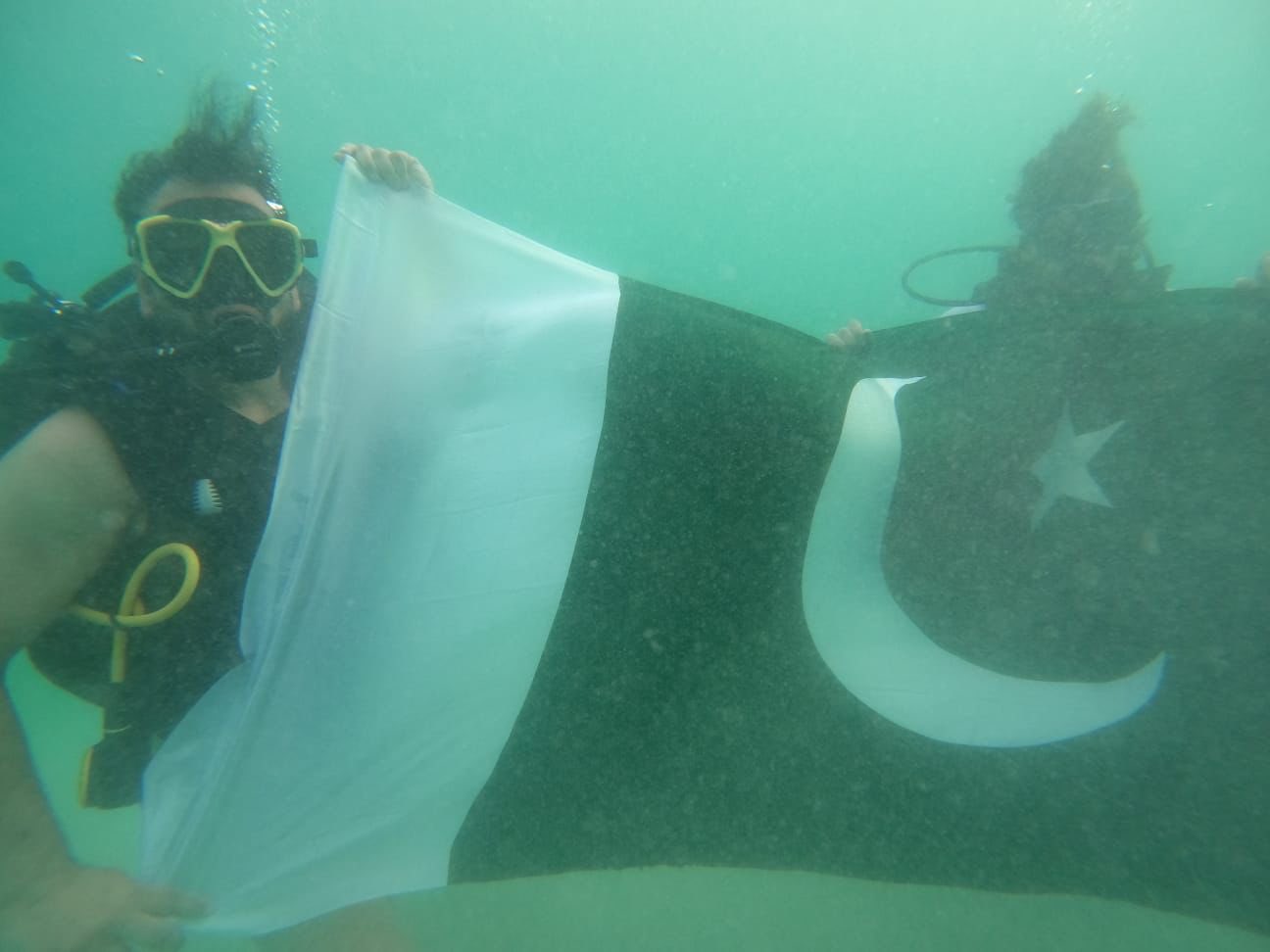 اوورسیز پاکستانی نے سمندر کی تہہ میں پاکستانی پرچم لہرا دیا