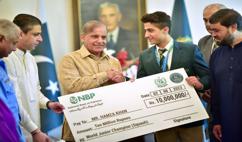 اسکواش کھلاڑی حمزہ خان کو وزیر اعظم کی جانب سے مبارکباد اور انعام