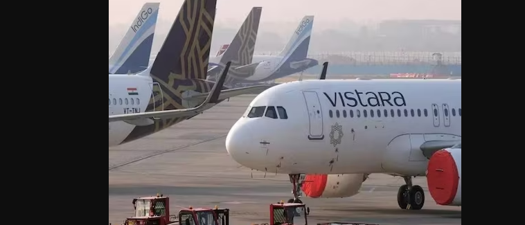 خاتون نے کپڑے اتارے اور برہنہ ہو کر جہاز کے اندر گھومتی رہی