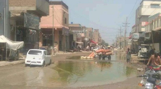 ڈیرہ غازی خان: شاہ سکندر روڈ سیوریج کے گندے پانی کی وجہ سے شہریوں کیلئے وبالِ جان بن گیا
