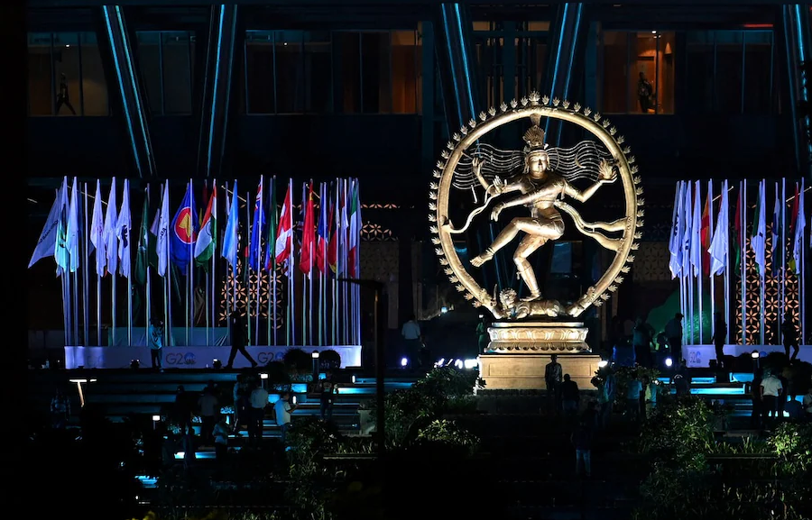 مرکزی دروازے پر نٹراج کا مجسمہ نصب