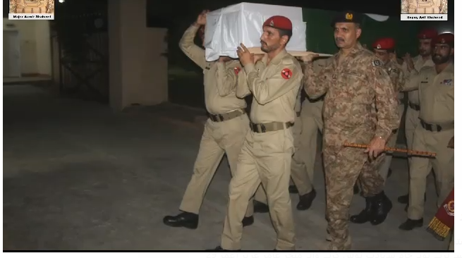 میجر عامر عزیز اورسپاہی محمد عارف شہید کی نماز جنازہ ادا