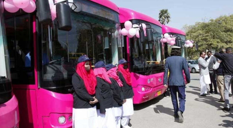 پنک بس کی ٹکٹ چیکر کے یونیفارم پر خواتین وکلاء کا اعتراض