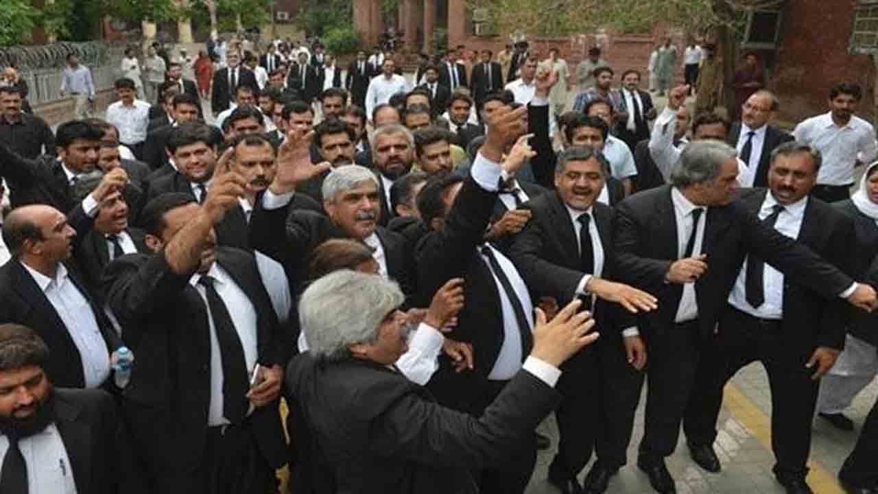 پشاور وکلاء کا مہنگائی کے خلاف تحریک کا اعلان