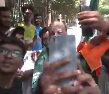 آئی سی سی ورلڈکپ؛ بھارتی  اسٹیڈیم  میں پاکستانی پرچم لہرا دیا  گیا