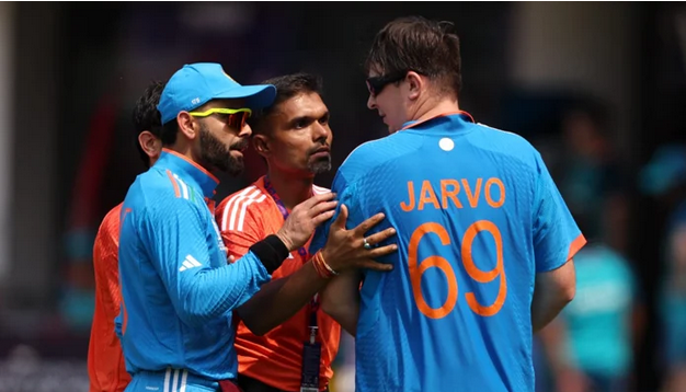 بھارت ،  آسٹریلیا  میچ؛  مداح گراؤنڈ گھس گیا