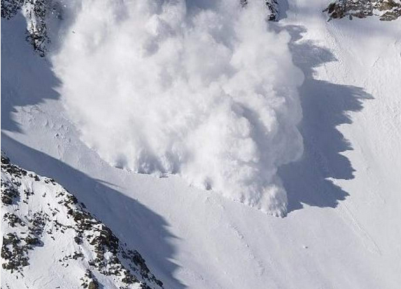 برفانی تودہ گرنے سے 4 افراد ہلاک ہوگئے