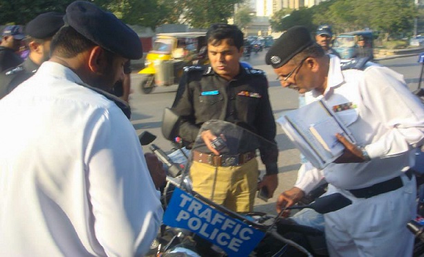 کراچی،ٹریفک قوانین کی خلاف ورزی پر کارروائیاں، 172 ڈرائیور گرفتار